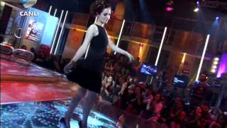 İrem Sak  Sürünüyorum  Beyaz Show  02032012 [upl. by Hakceber]